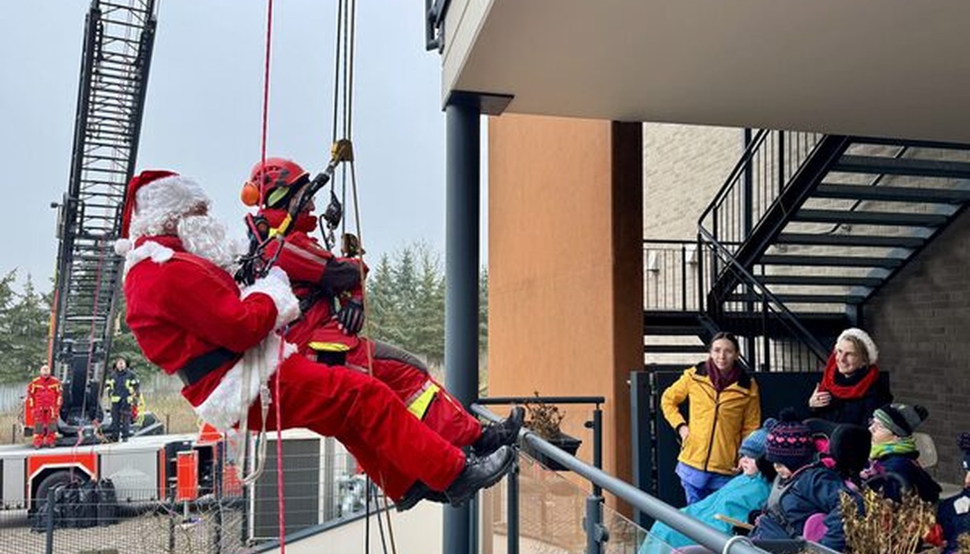Feuerwehr seilt Nikolaus und Begleiter im Zwerg-Nase-Zentrum ab