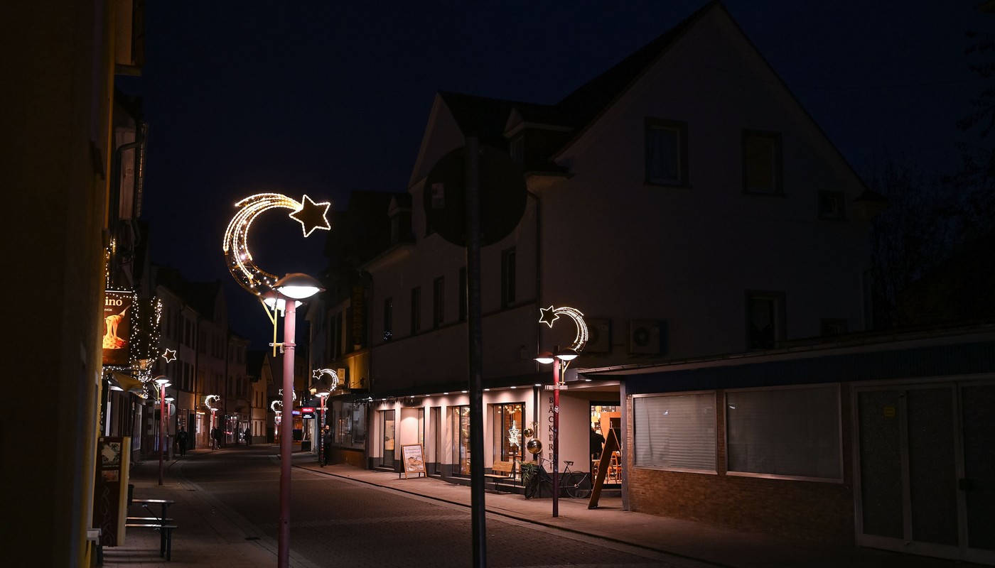 Großauheimer Hauptstraße erstrahlt zur Adventszeit dank Bundesförderung in neuem Licht Großauheimer Hauptstraße erstrahlt zur Adventszeit dank Bundesförderung in neuem Licht
