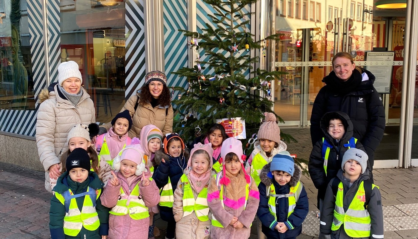 Hanau: 25 Kitas und rund 350 Kinder schmücken Innenstadtbäume Hanau: 25 Kitas und rund 350 Kinder schmücken Innenstadtbäume