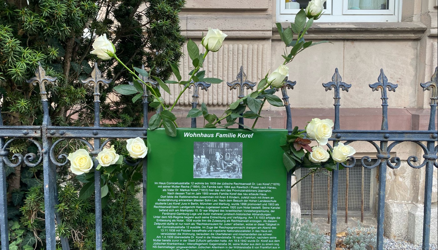 Hanau erinnert mit Gedenktafel an Überfall auf Familie Koref und ihren Tod in Theresienstadt Hanau erinnert mit Gedenktafel an Überfall auf Familie Koref und ihren Tod in Theresienstadt