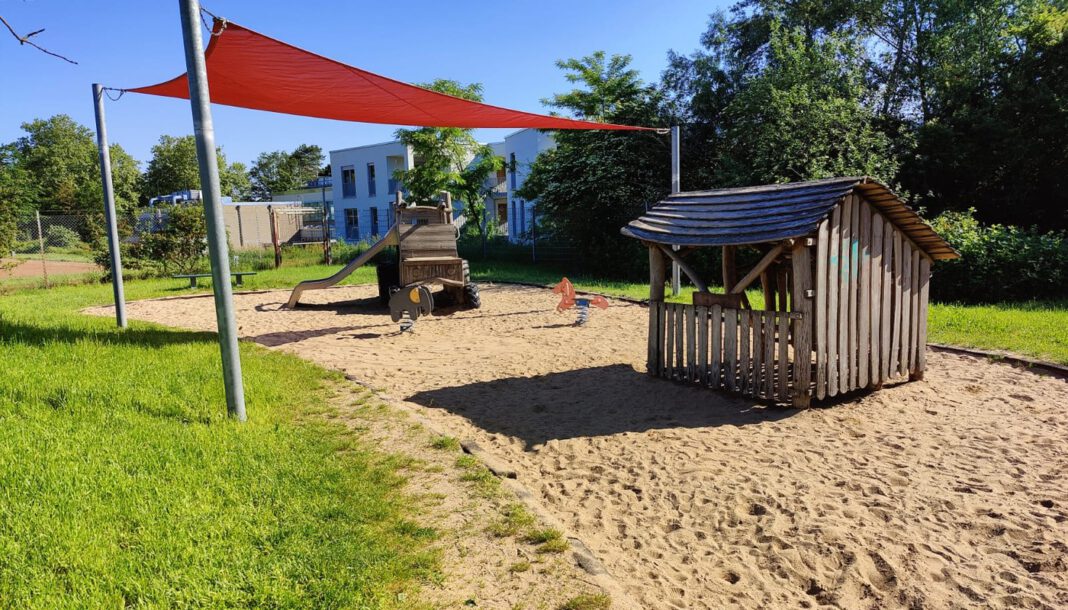 Hanau reinigt 189 Sandflächen auf Spielplätzen, Kitas und Schulen