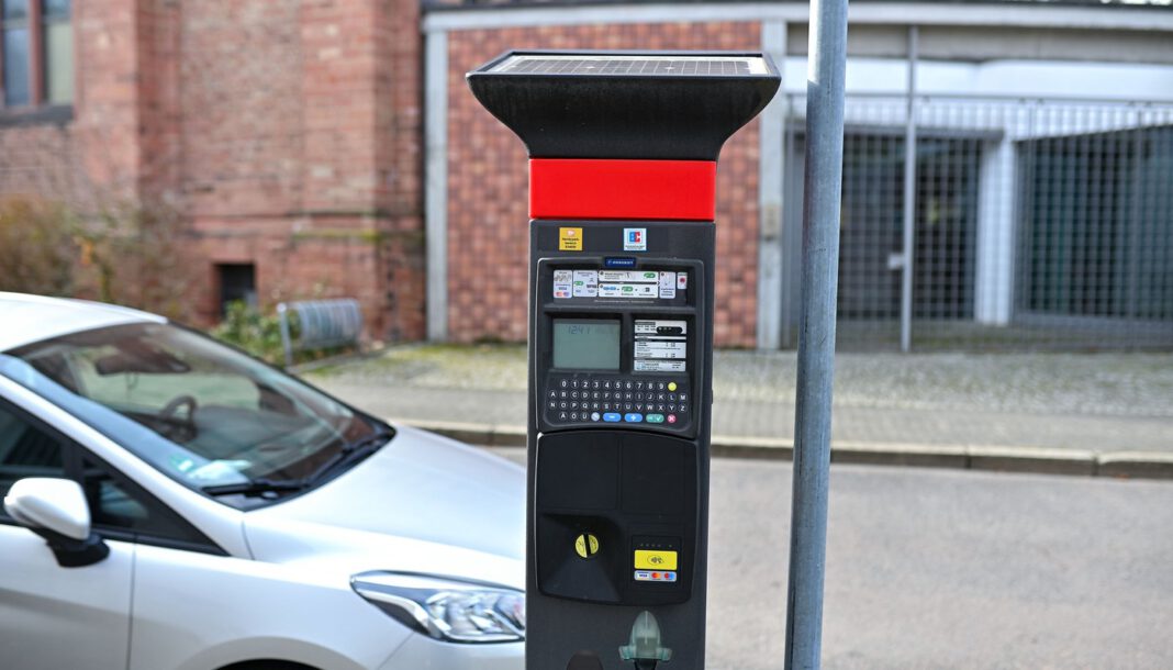 Hanau rüstet Parkscheinautomaten auf Kennzeicheneingabe und kontaktlose Zahlung um Hanau rüstet Parkscheinautomaten auf Kennzeicheneingabe und kontaktlose Zahlung um