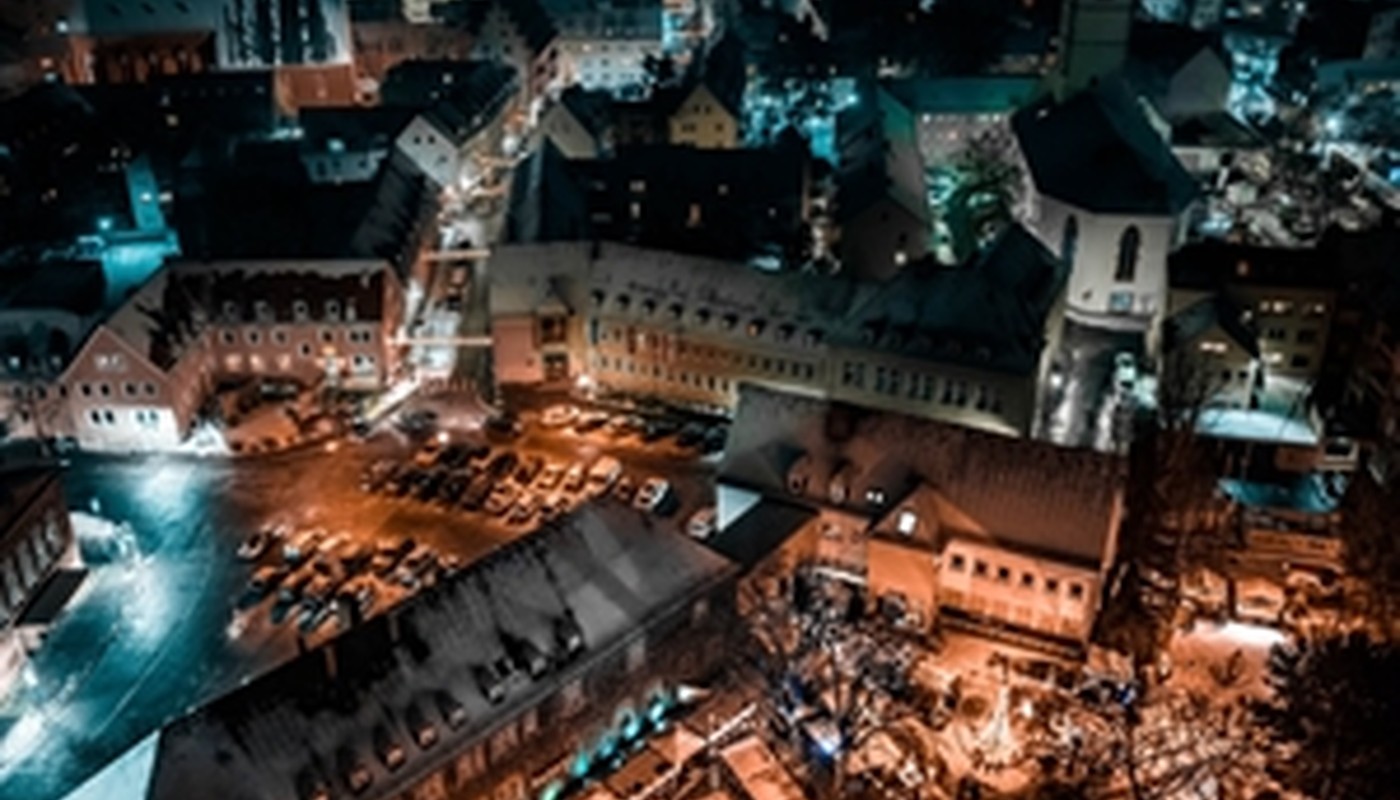 Hanau startet Adventswochenende mit Grinch, Wintergold und ungewöhnlicher Handballwette