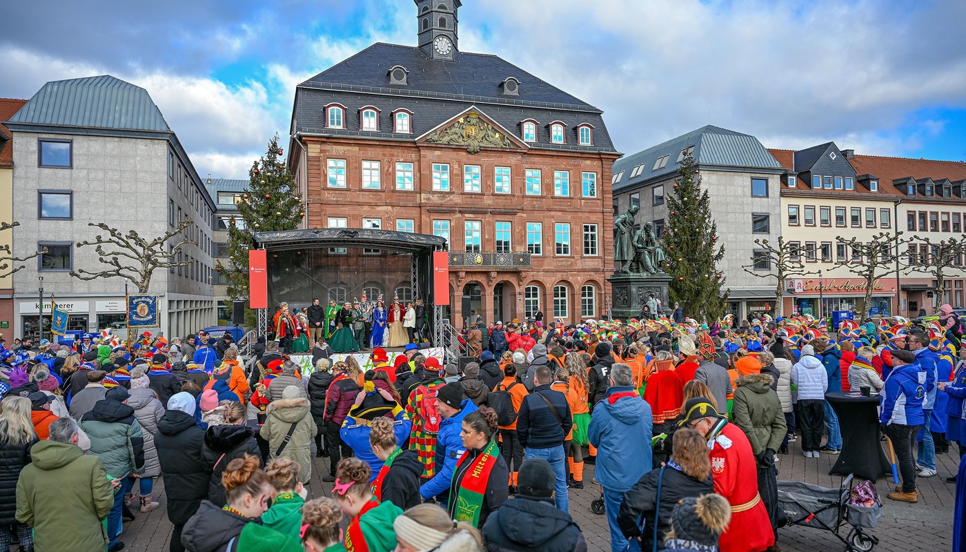 Hanau startet Fastnacht mit traditionellem Rathaussturm und Zwiegespräch