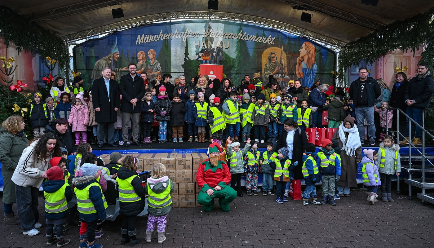 Hanau zeichnet 28 Kitas aus: Rekordbeteiligung bei Baumschmückaktion in der Innenstadt Hanau zeichnet 28 Kitas aus: Rekordbeteiligung bei Baumschmückaktion in der Innenstadt