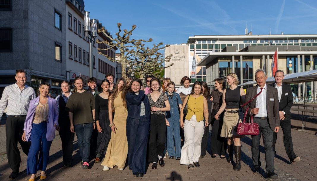 Hanauer Berufsakademie verabschiedet 18 Absolventen und zeigt ihre Abschlussprojekte in Ausstellung Marktreif