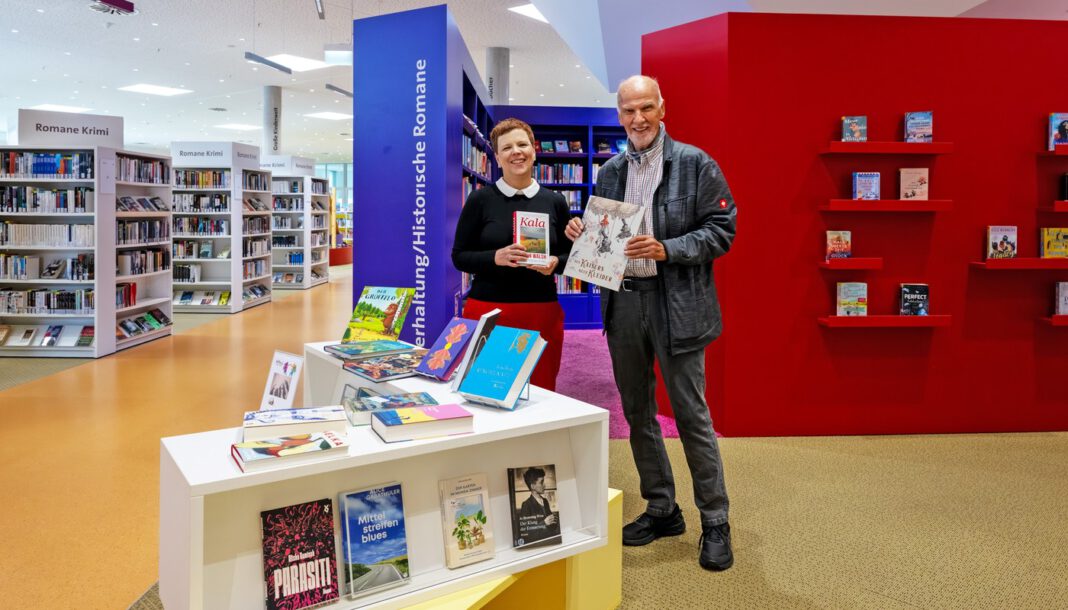 Hanauer Sammler spendet 20 Neuerscheinungen an Stadtbibliothek