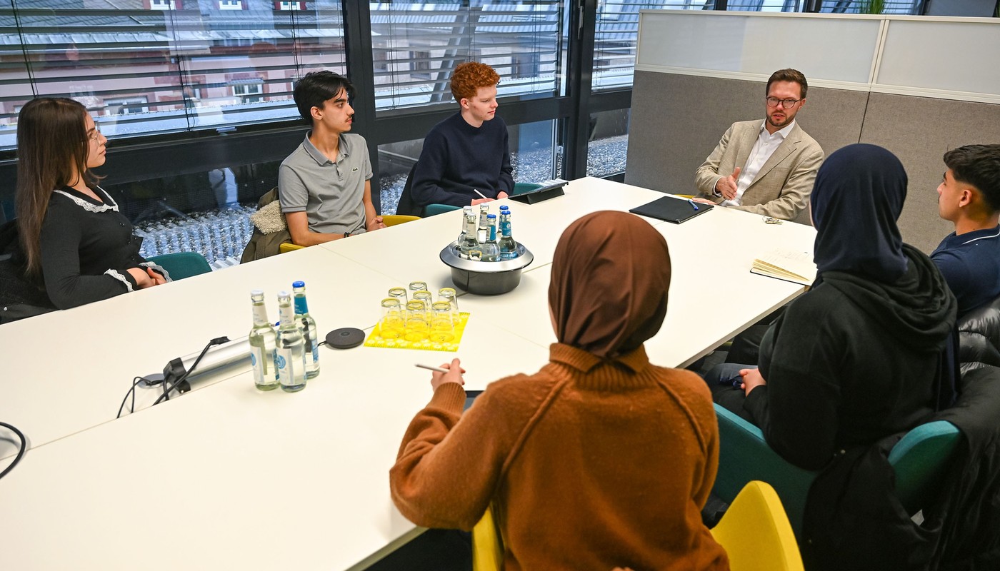 Hanauer Schüler besprechen Ganztag, Baupläne und Demokratieprojekte mit Bürgermeister Hanauer Schüler besprechen Ganztag, Baupläne und Demokratieprojekte mit Bürgermeister