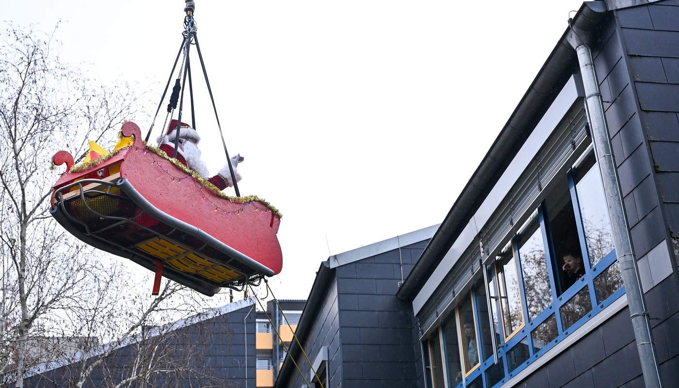 Höhenretter der Feuerwehr überraschen Kinderklinik in Hanau zu Nikolaus