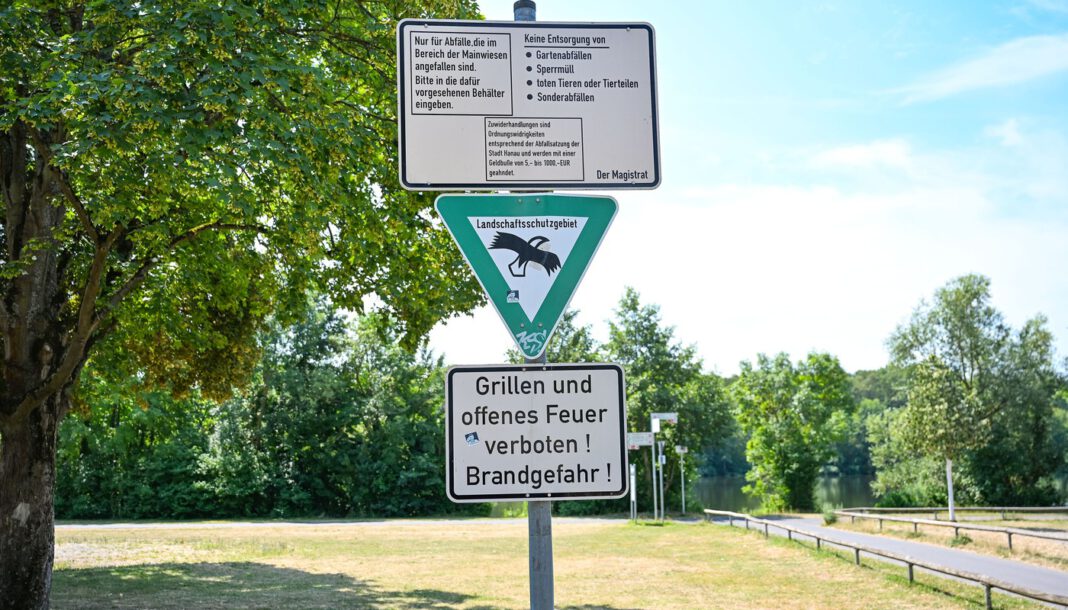 Hohe Brandgefahr: Hanau untersagt offenes Grillen und Lagerfeuer in öffentlichen Grünanlagen