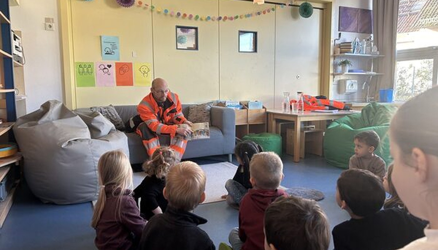 Kehrmaschinenfahrer liest in Kita und übergibt Kinderbücher zum Vorlesetag Kehrmaschinenfahrer liest in Kita und übergibt Kinderbücher zum Vorlesetag