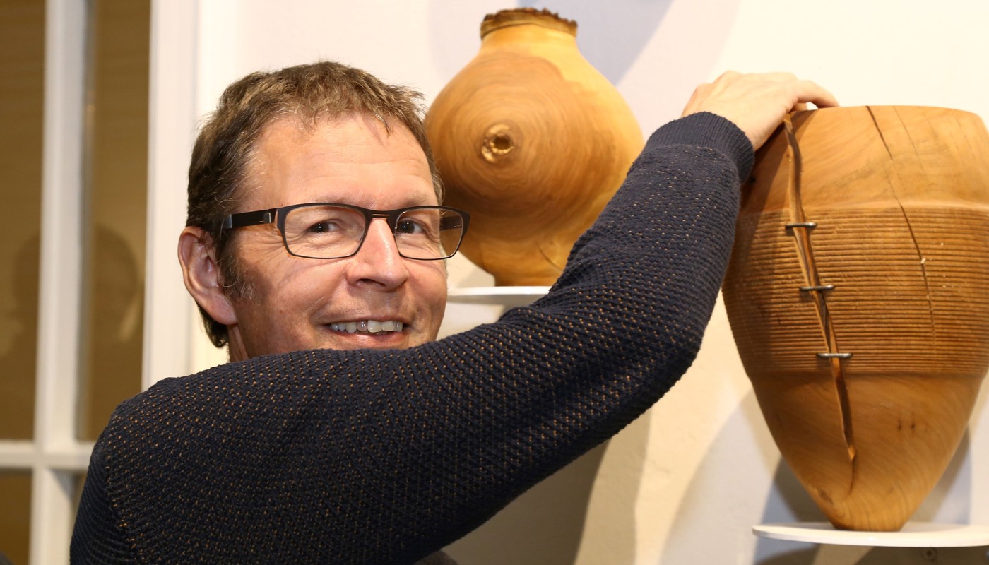 Kirchners Holzobjekte treten in Dialog mit archäologischen Funden im Schloss Steinheim