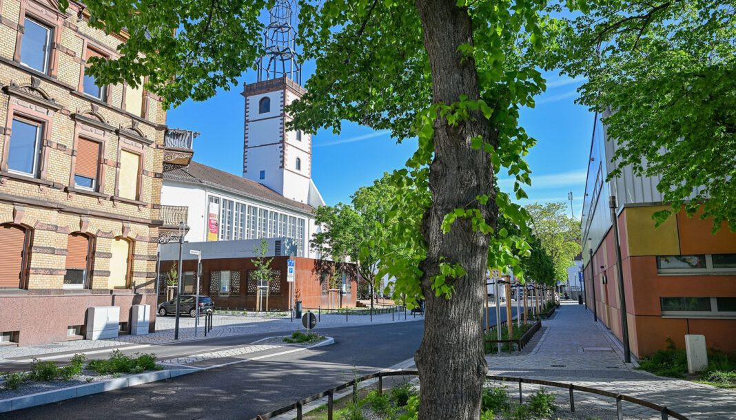Letzte Bauarbeiten am Johanneskirchplatz: Ramsaystraße wird heller und erhält Fahrradbügel Letzte Bauarbeiten am Johanneskirchplatz: Ramsaystraße wird heller und erhält Fahrradbügel