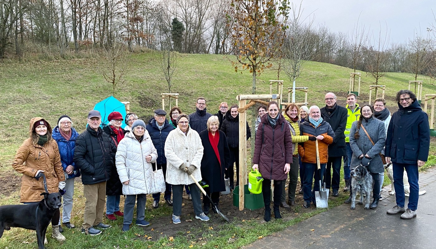 Neues Bürgerwäldchen in Großauheim eingeweiht: Stadt übernimmt Pflege, Spender tragen Kosten der Bäume Neues Bürgerwäldchen in Großauheim eingeweiht: Stadt übernimmt Pflege, Spender tragen Kosten der Bäume
