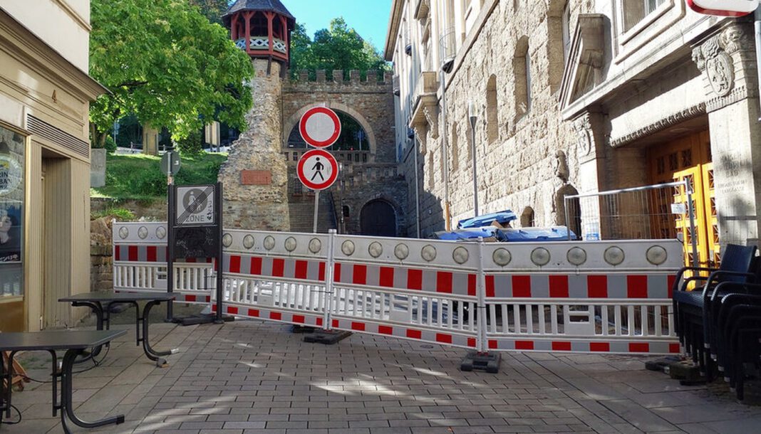 Teil einer Fensterbank löst sich: Abschnitt Am Römertor und Zugang über Coulinstraße gesperrt