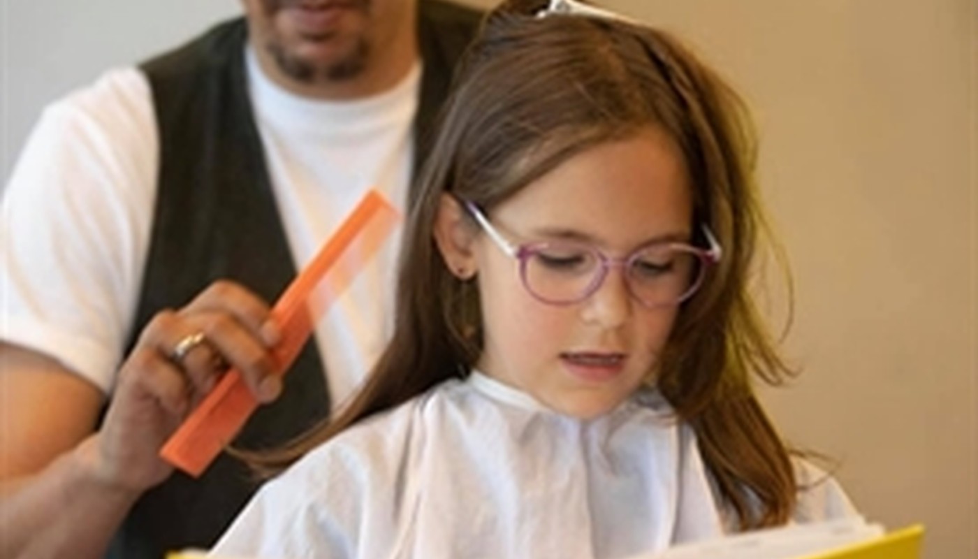 Vorlesefriseur Danny Beuerbach lädt am 22. November in Hanau zum Zuhören und Vorlesen ein Vorlesefriseur Danny Beuerbach lädt am 22. November in Hanau zum Zuhören und Vorlesen ein