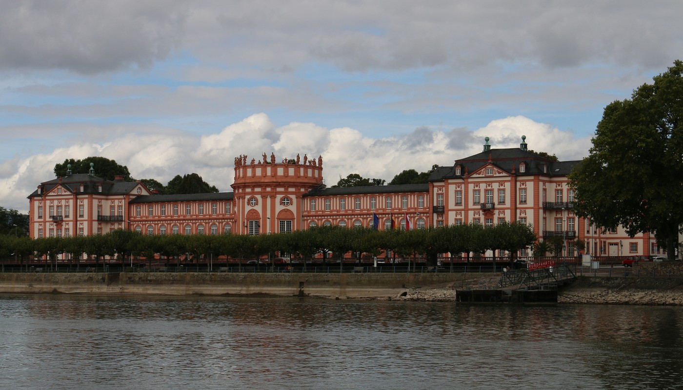 Wegen großer Nachfrage: Schloss Biebrich wiederholt Mascha Schilinskis Film „In die Sonne schauen“ Wegen großer Nachfrage: Schloss Biebrich wiederholt Mascha Schilinskis Film „In die Sonne schauen“