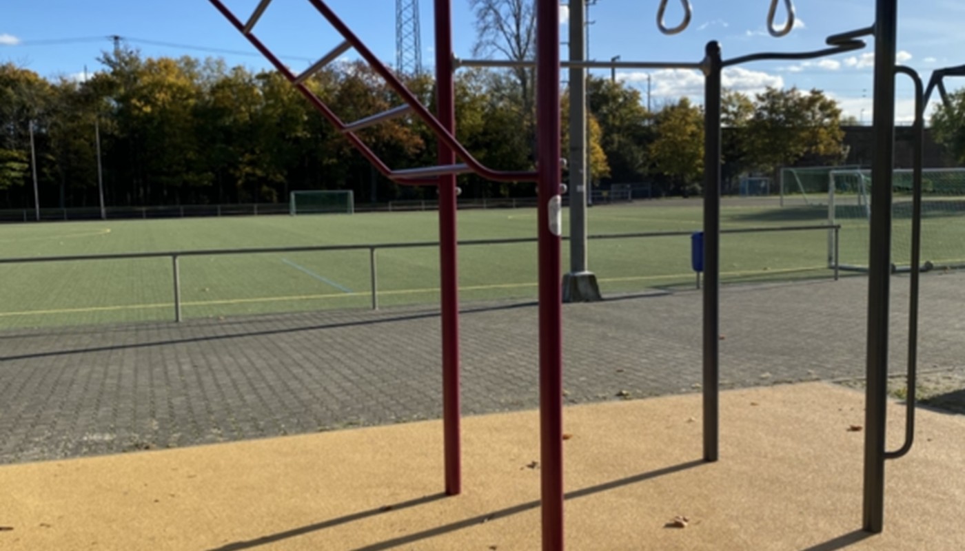 Wiesbaden ergänzt Sportplatz Amöneburg um Calisthenics Station und Basketballkorb