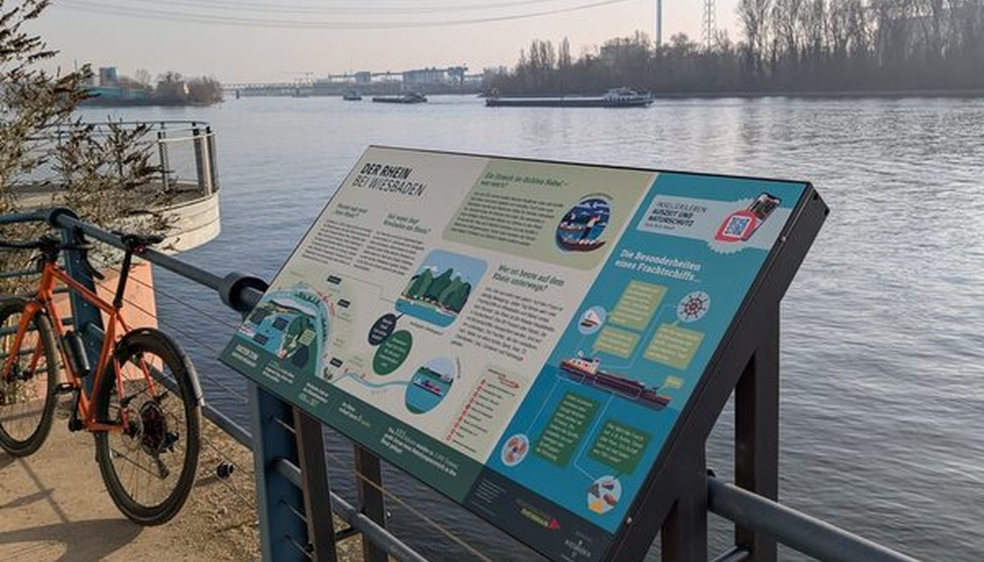 Wiesbaden stellt neun neue Informationstafeln an Rhein und Main auf