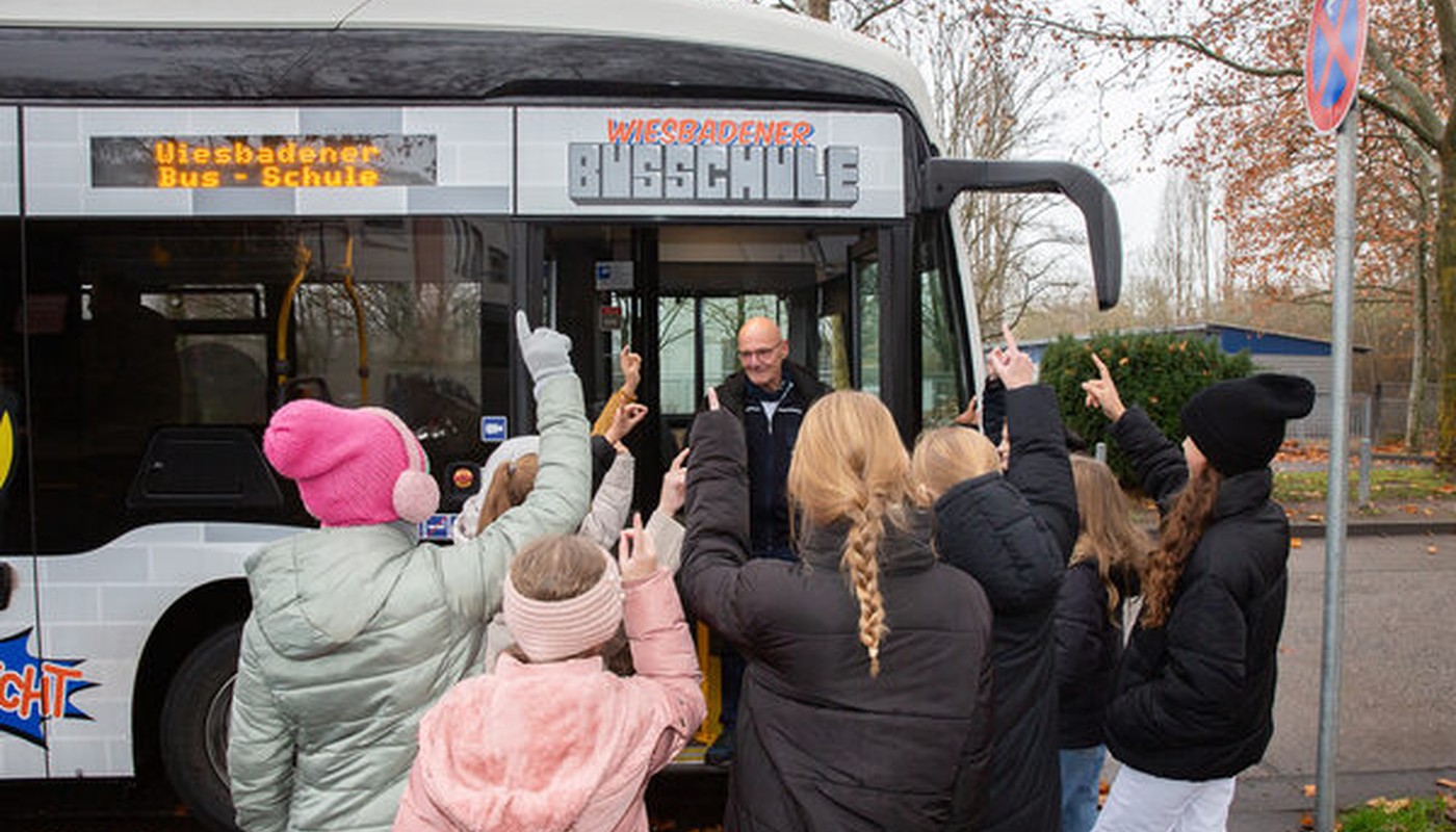 Wiesbadener Busschule schult jährlich rund 1.800 Kinder für sicheren Umgang mit dem Bus Wiesbadener Busschule schult jährlich rund 1.800 Kinder für sicheren Umgang mit dem Bus